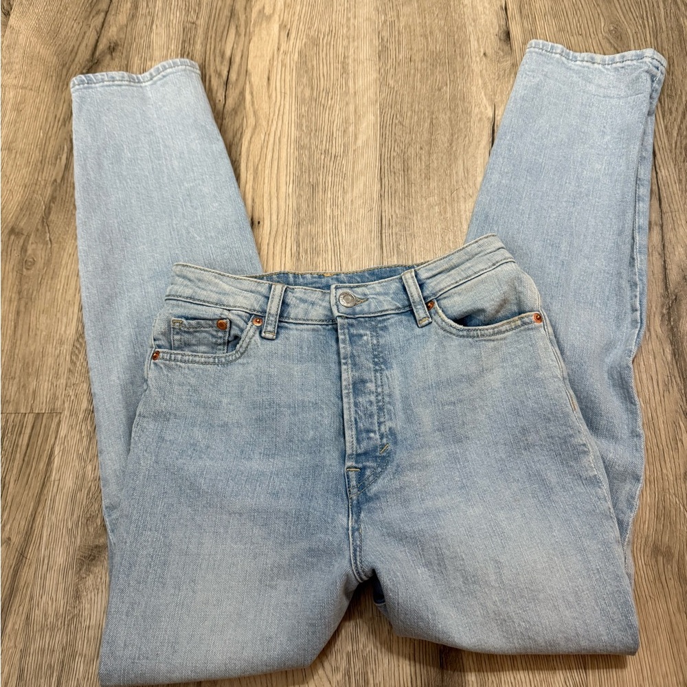 H&M &Denim Mom Jeans | Ultra High-Waist Straight Leg | Size US 2 Light Wash